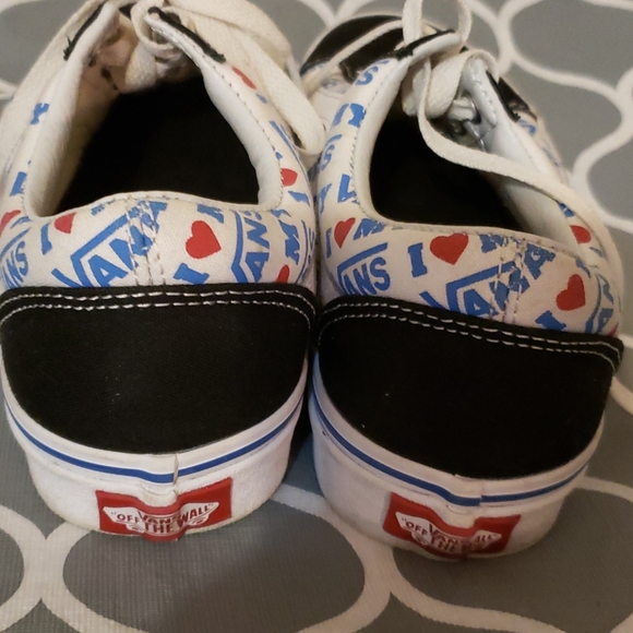 Neutral vans - Picture 2 of 5